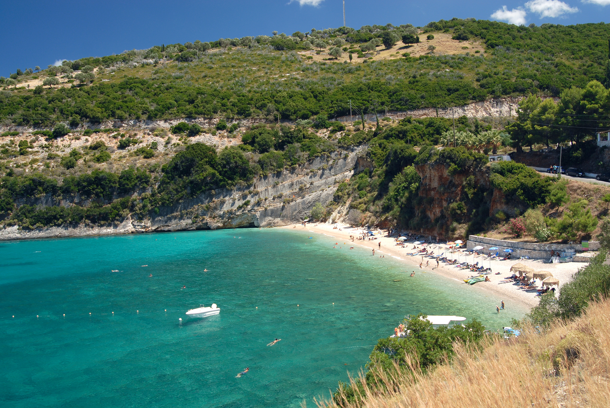 Makris Gialos beach / Shutterstock