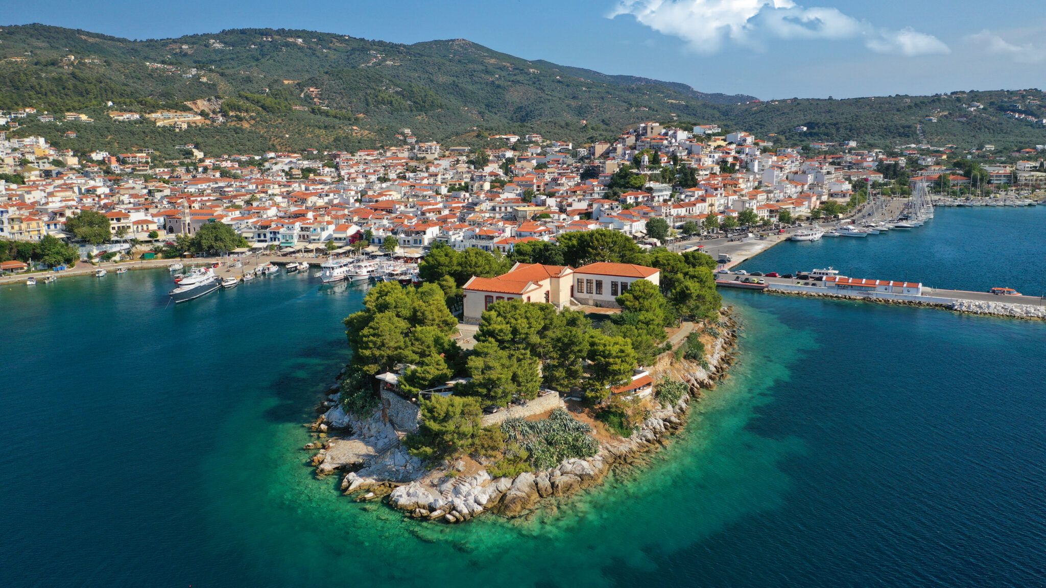 Descoperiți farmecul și moștenirea culturală a minunatei insule grecești Skiathos