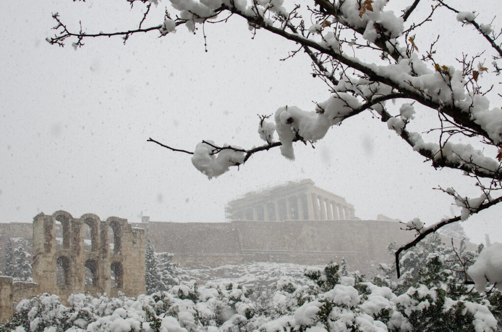 Heavy snowfall in the centre of Athens January 2022 travel.gr