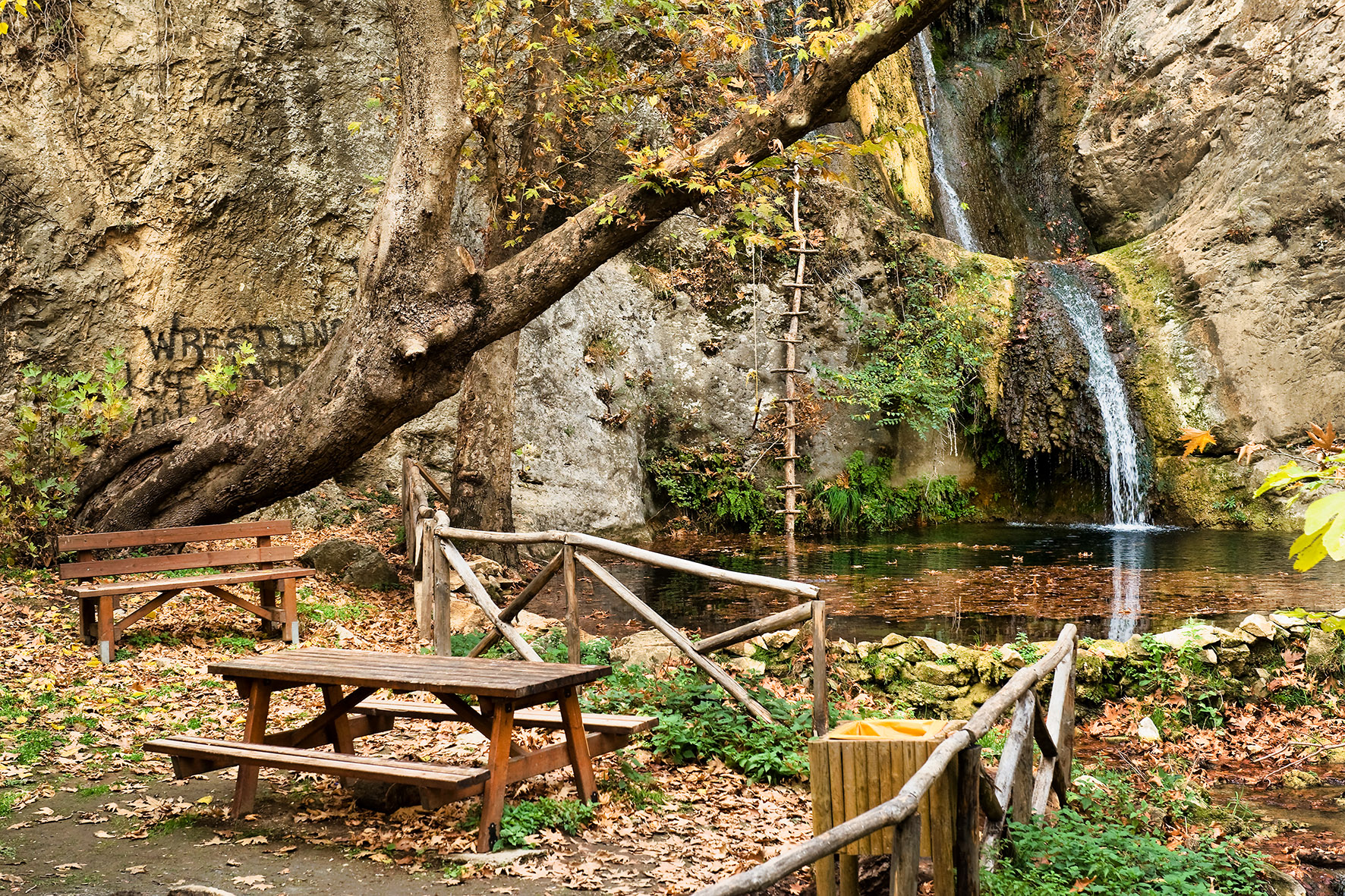 Μονοπάτι Παλαιάς Καβάλας: Μια μικρή «ζούγκλα», με τον δικό της υπέροχο  καταρράκτη | travel.gr