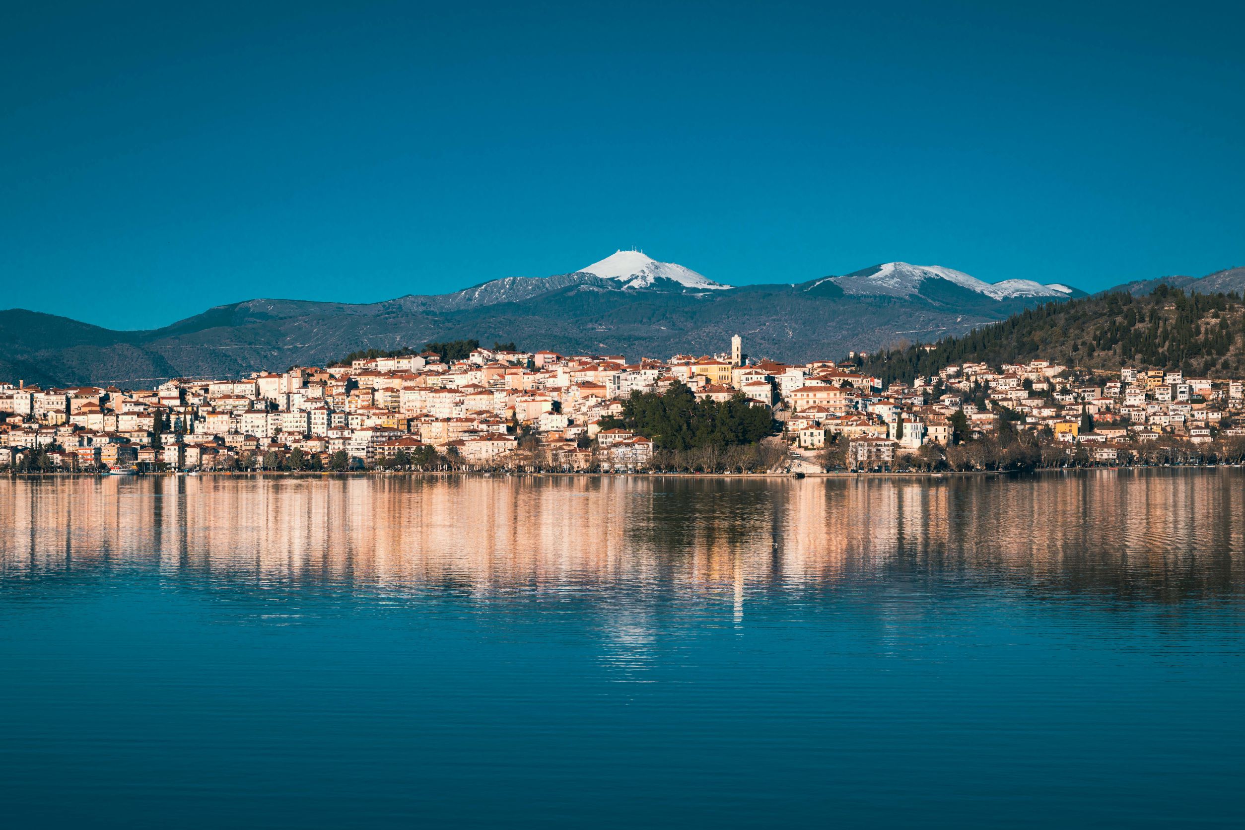 Μακεδονία: Καστοριά, αιώνια αρχόντισσα δίπλα στη λίμνη | travel.gr