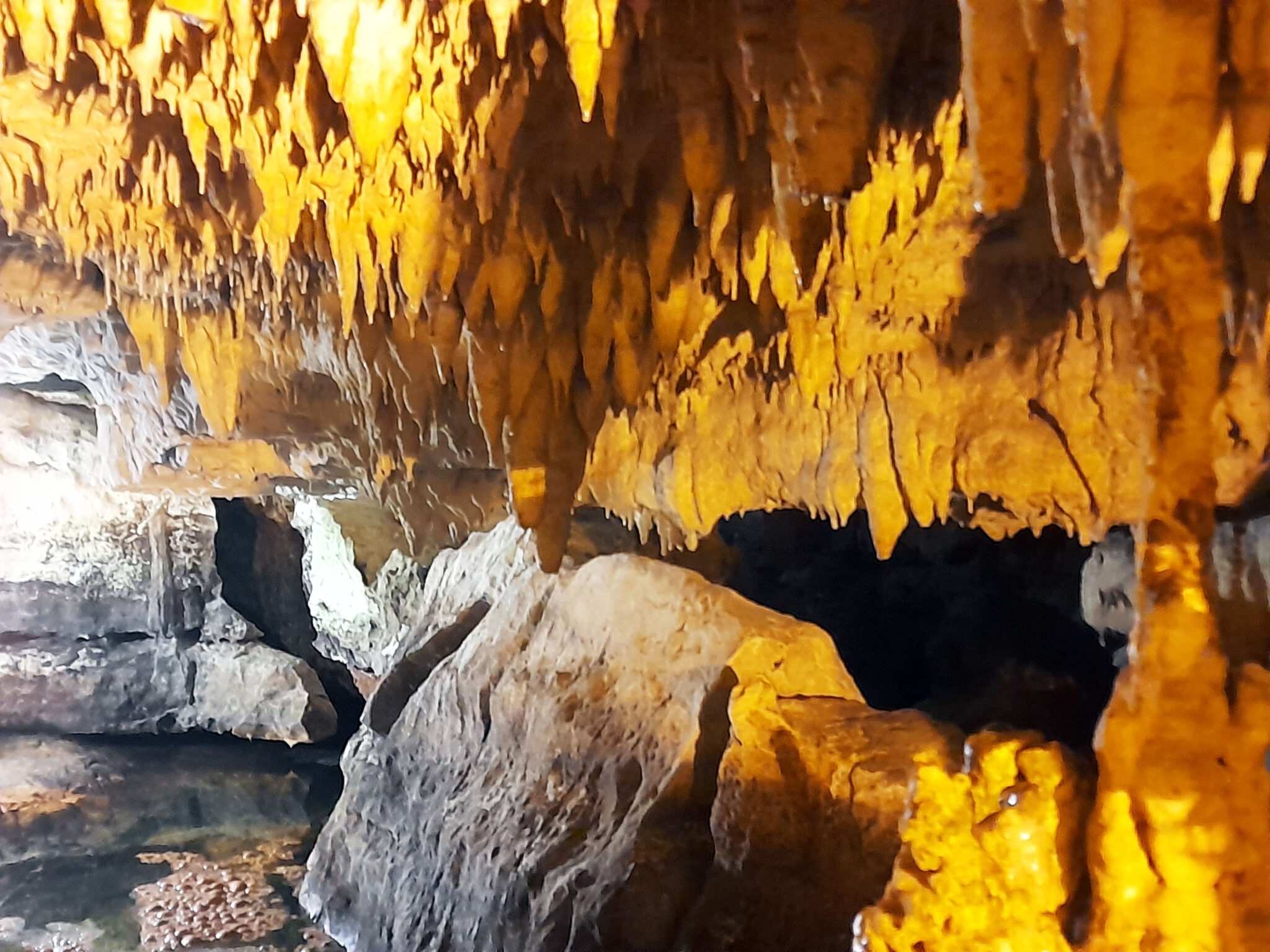 To σπήλαιο εντυπωσιάζει για τον σταλακτατικό του διάκοσμο/Photo : Παναγιώτης Σαββίδης