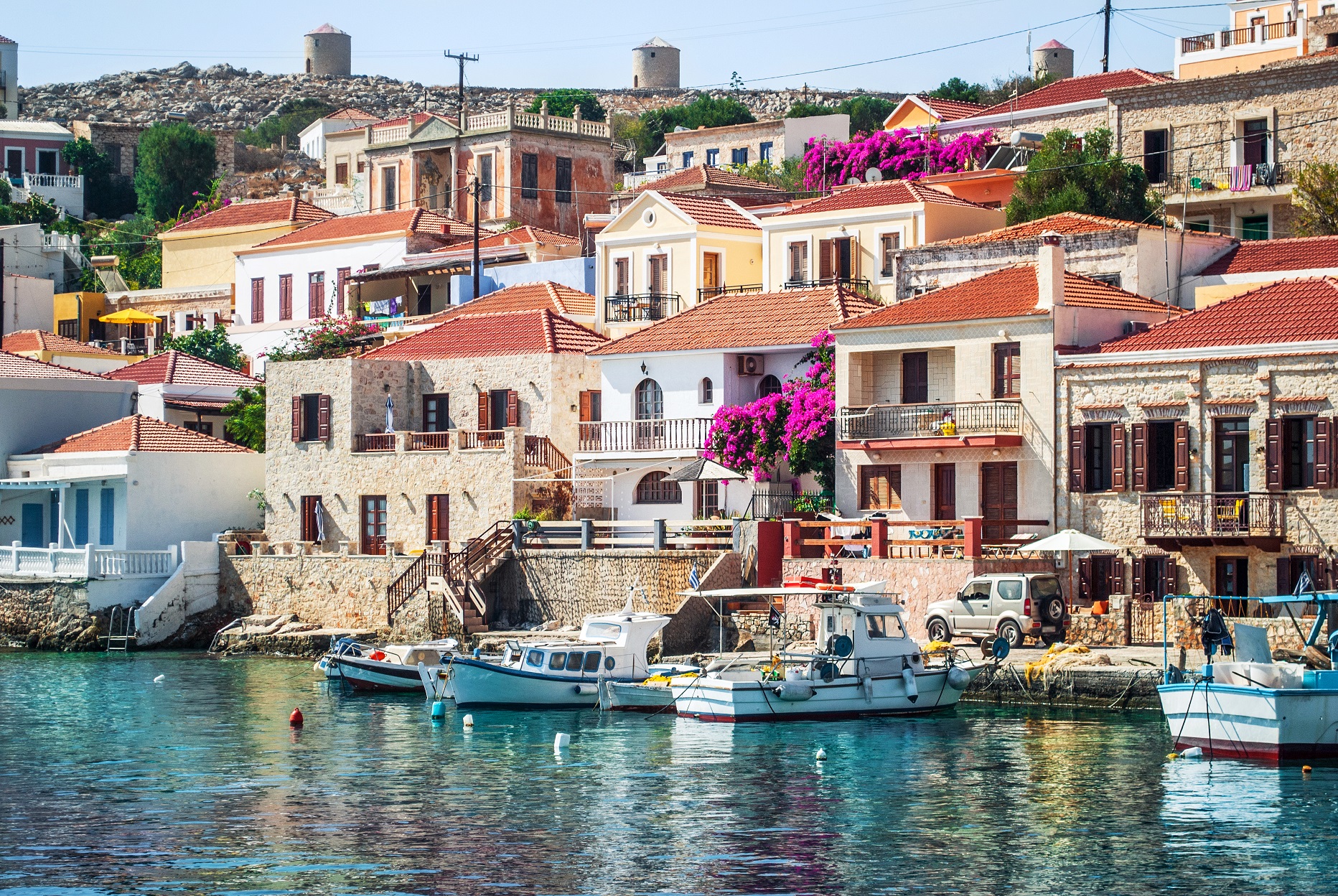 Πρώτη φορά στη Xάλκη – Το αριστοκρατικό νησί με την πανέμορφη αρχιτεκτονική  και τα τιρκουάζ νερά | travel.gr