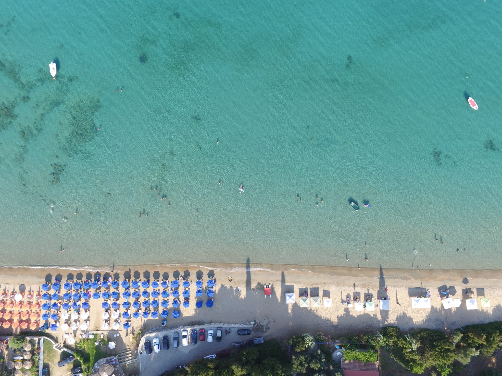 Περούλια: Μια παραλία στη Μεσσηνία με πεντακάθαρα ζεστά νερά και πρόσβαση με ασανσέρ | travel.gr