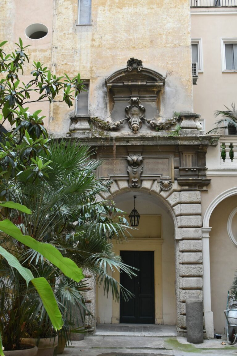 Ρομαντική περιπλάνηση στην Piazza Farnese travel.gr