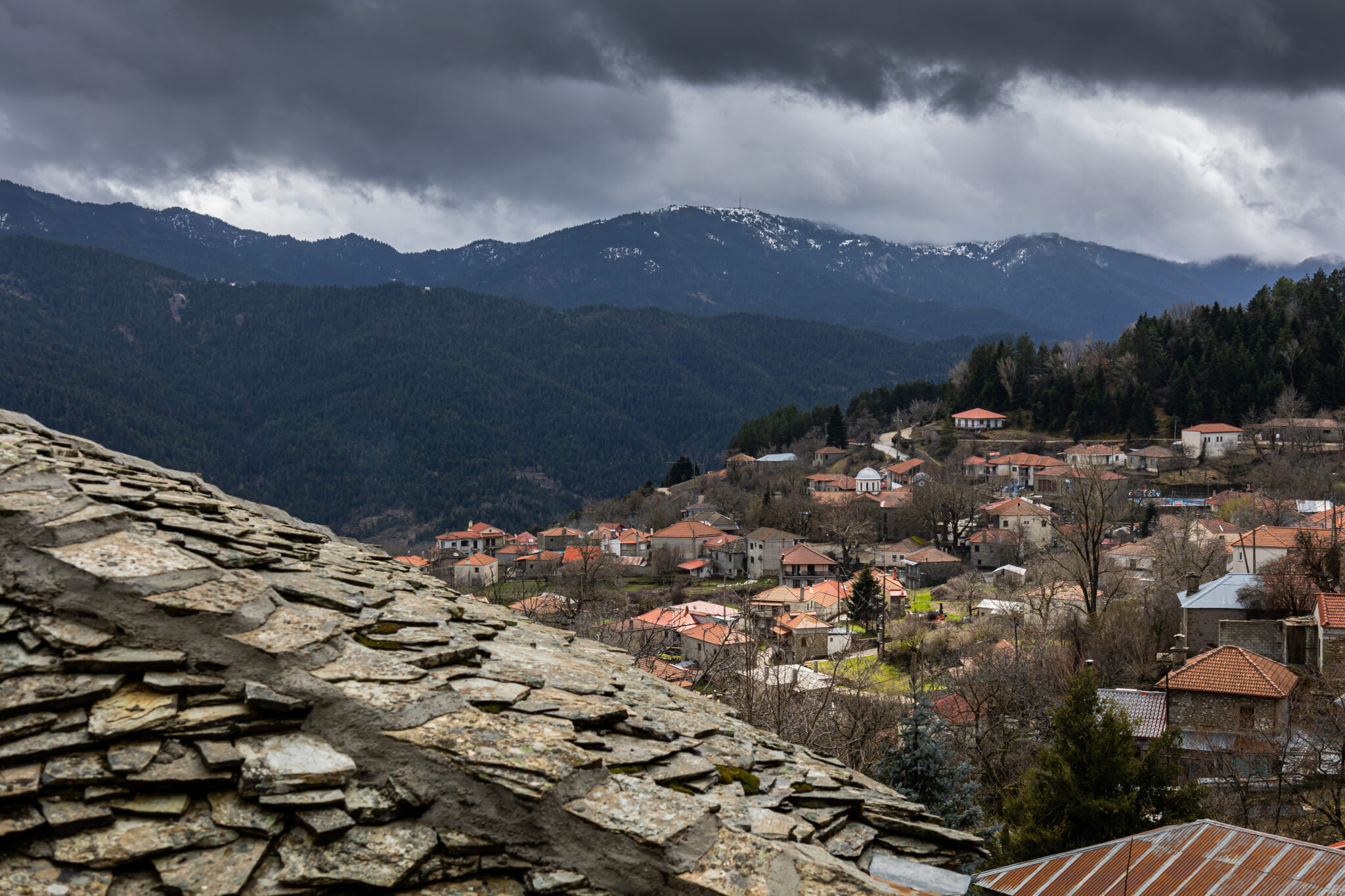 Γραμμένη Οξυά: Το χωριό με τις πέτρινες βρύσες, που μοιάζει να αναδύεται από το δάσος της Ορεινής Ναυπακτίας