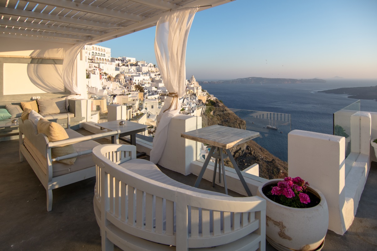 From Romantic Cocktails to All-Night Dancing: Nightlife on Santorini