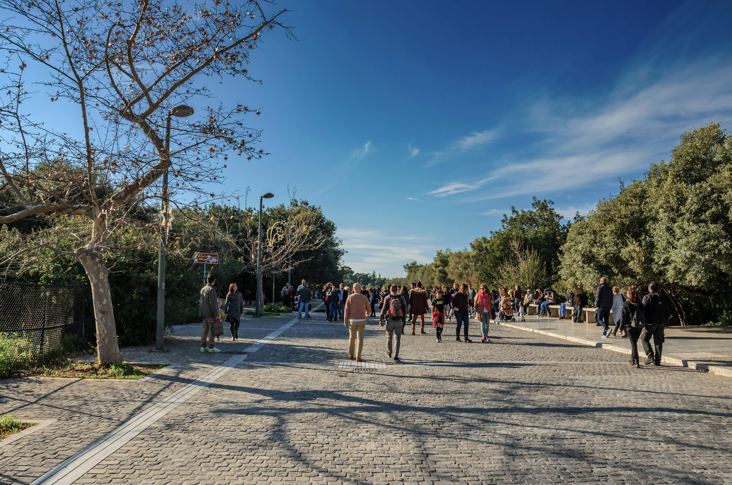 Περίπατος στη Διονυσίου Αρεοπαγίτου, έναν από τους ομορφότερους πεζόδρομους της Αθήνας | travel.gr