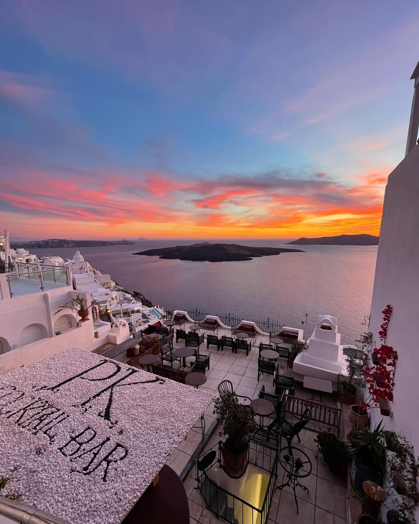 Bars, Cafes and Clubs in Santorini