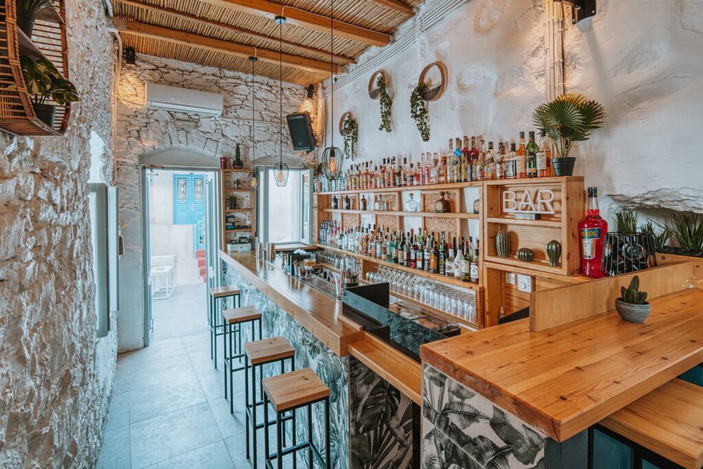 Cycladic Serifos: Unwind in Charming Island Getaways| travel.gr