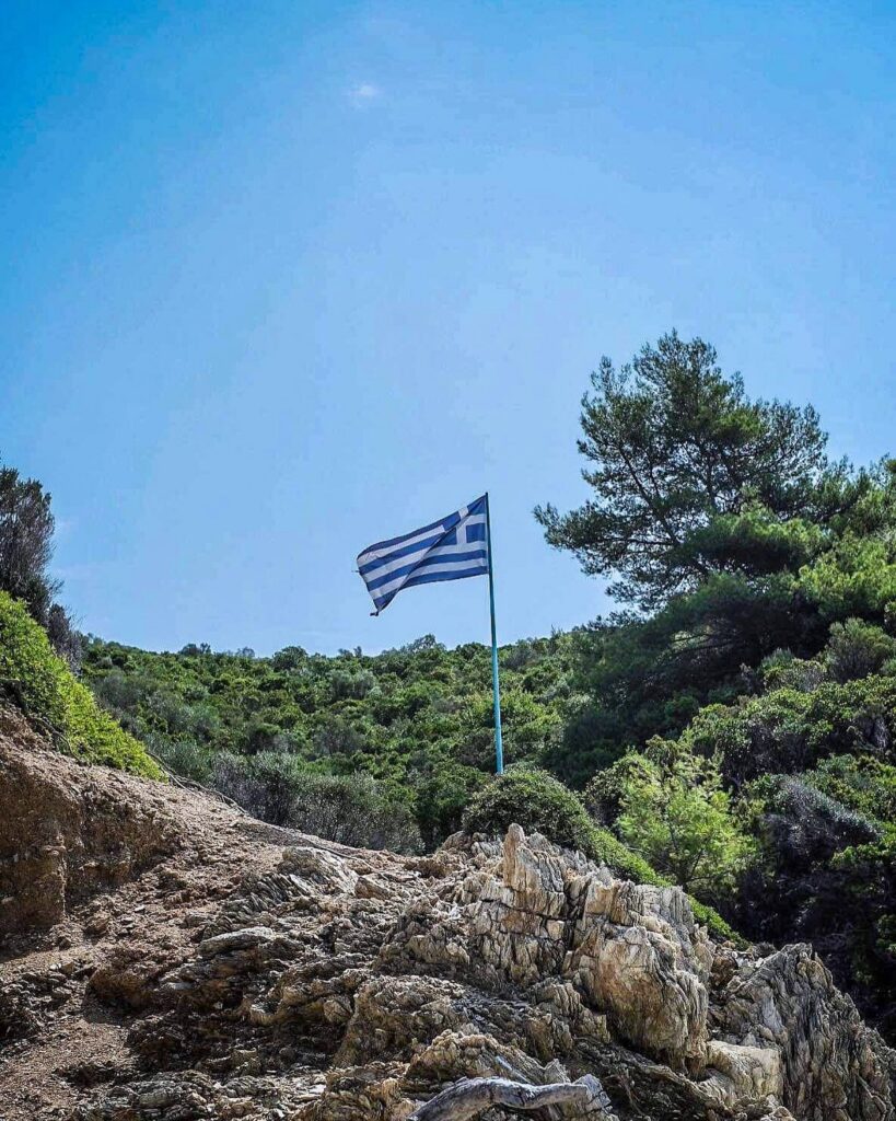 Άρκος ακατοίκητο νησάκι πεύκα γαλαζοπράσινα νερά | travel.gr