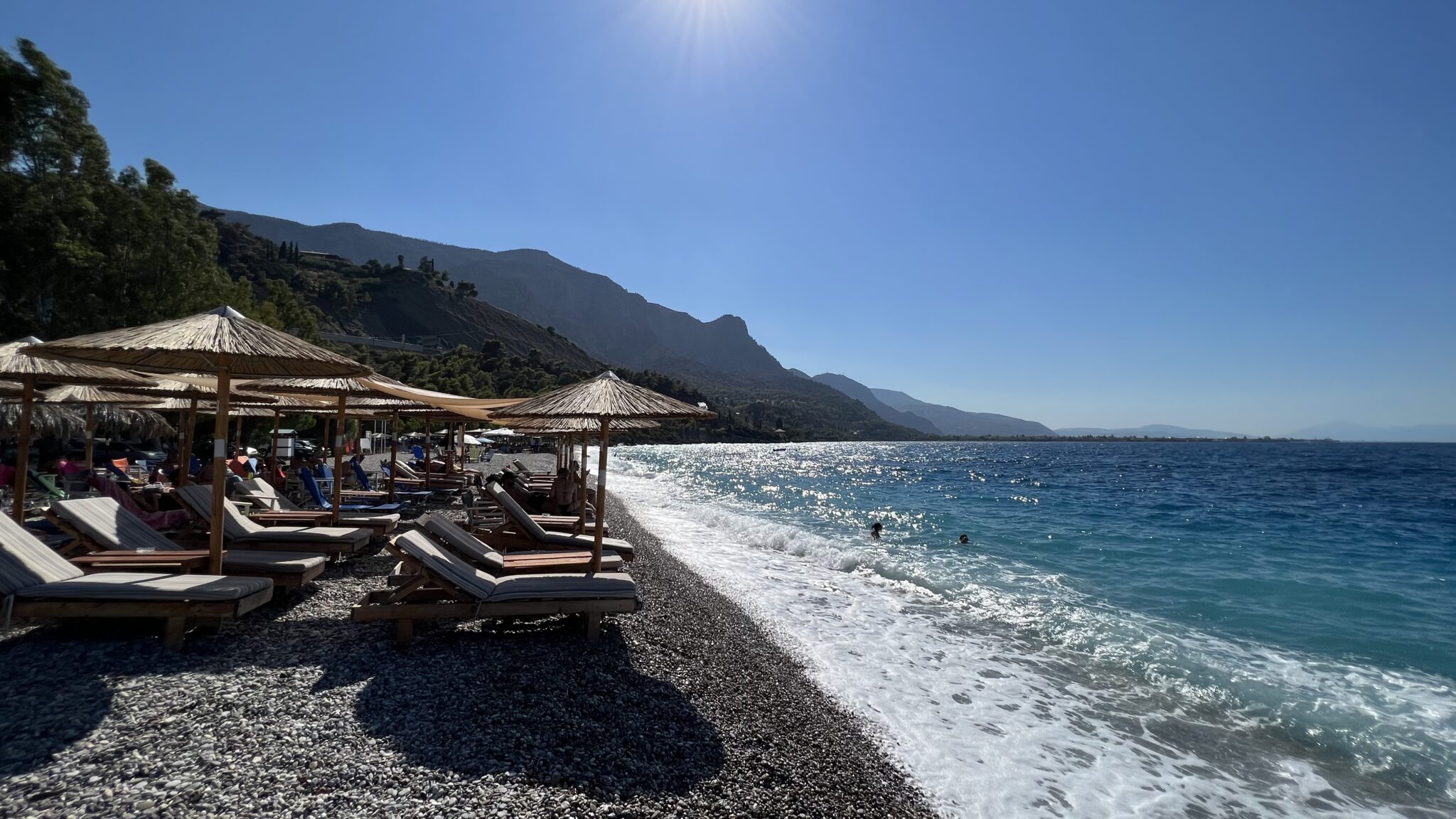 Η «άλλη» Πούντα της Αχαΐας με τα γαλάζια βαθιά νερά και το άσπρο βότσαλο