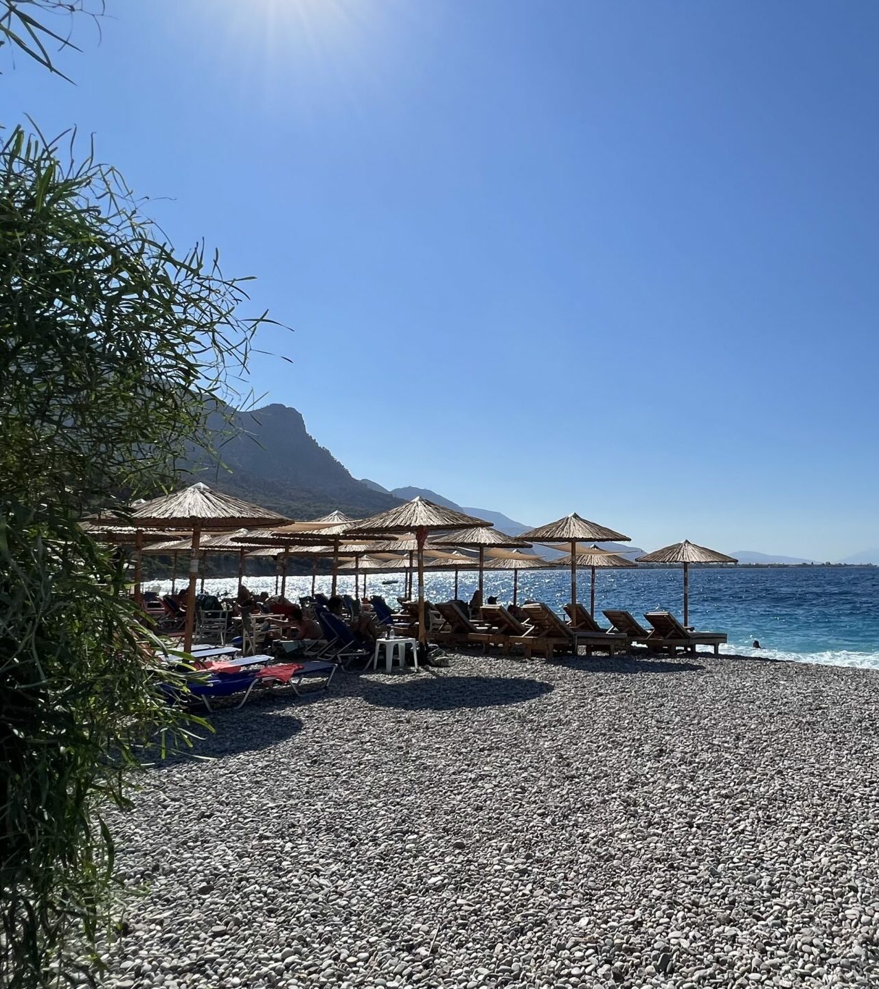 Η «άλλη» Πούντα της Αχαΐας με τα γαλάζια βαθιά νερά και το άσπρο βότσαλο