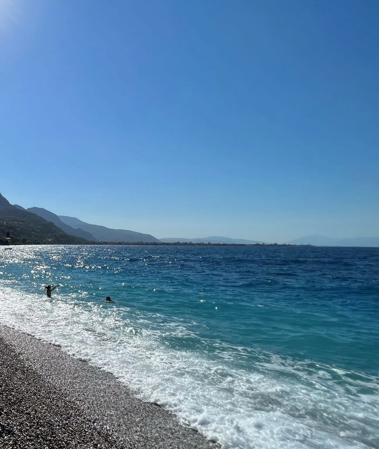 Η «άλλη» Πούντα της Αχαΐας με τα γαλάζια βαθιά νερά και το άσπρο βότσαλο
