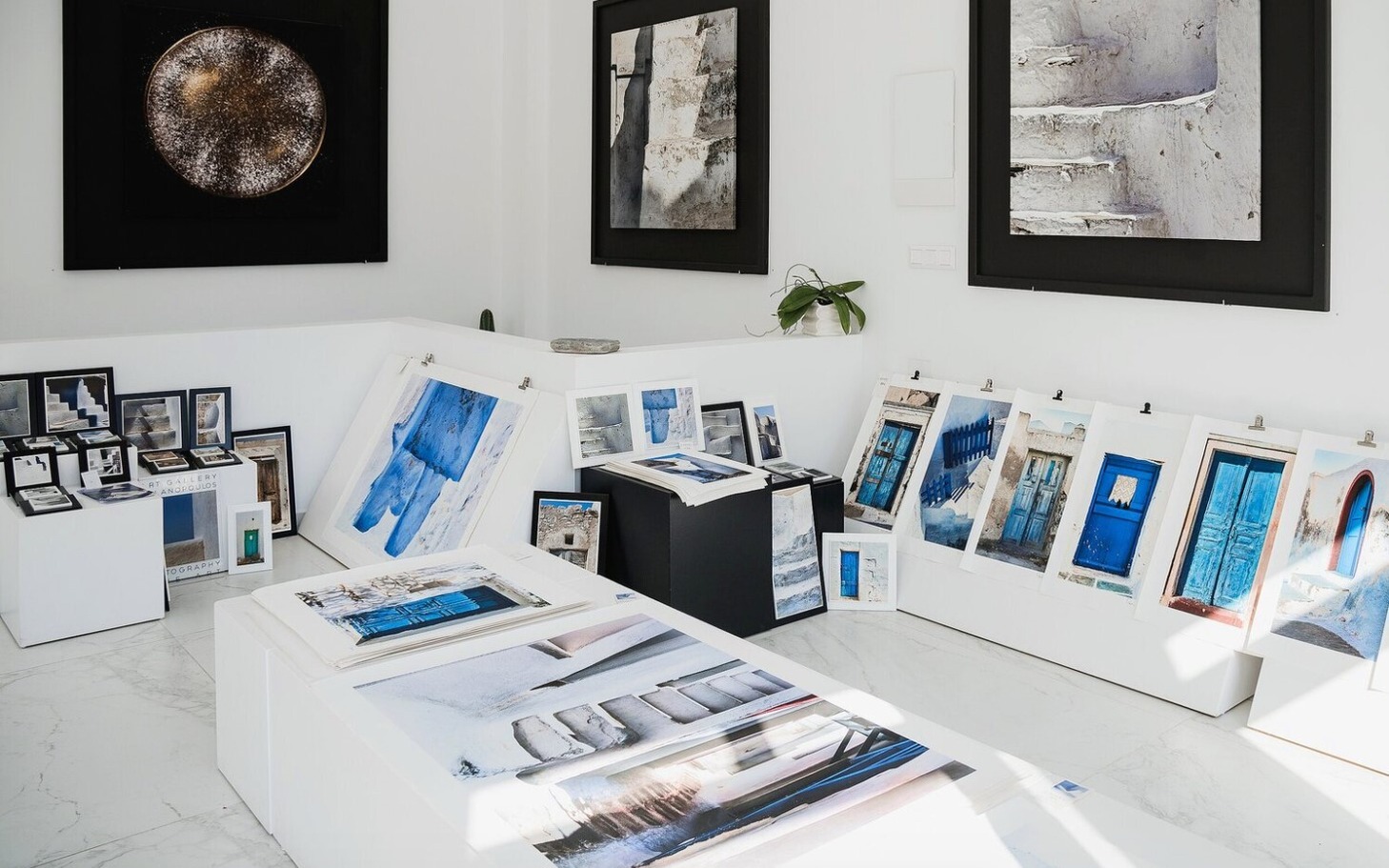 Santorini-inspired paintings and photography / Galanopoulos Gallery