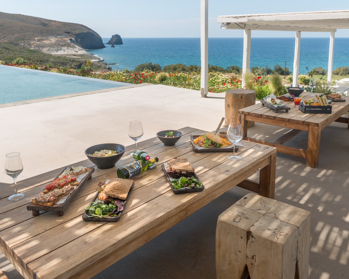 Relaxed vibes at Milos Breeze