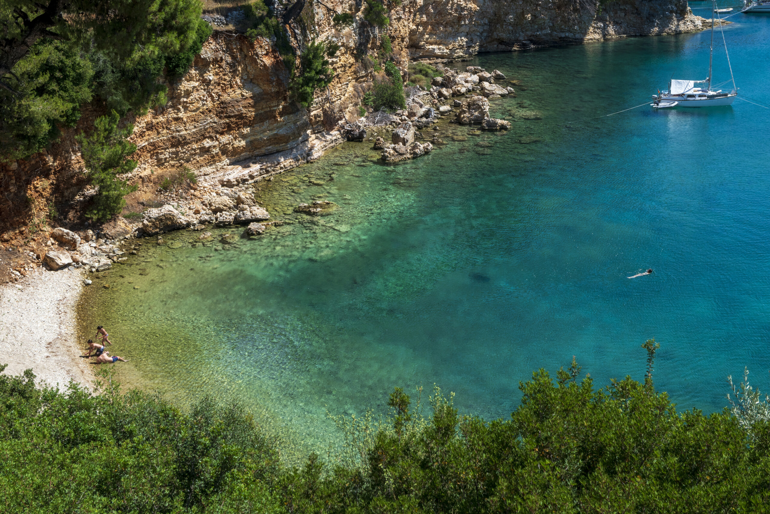 10 παραλίες με νερά που αξίζουν μία τελευταία απόδραση