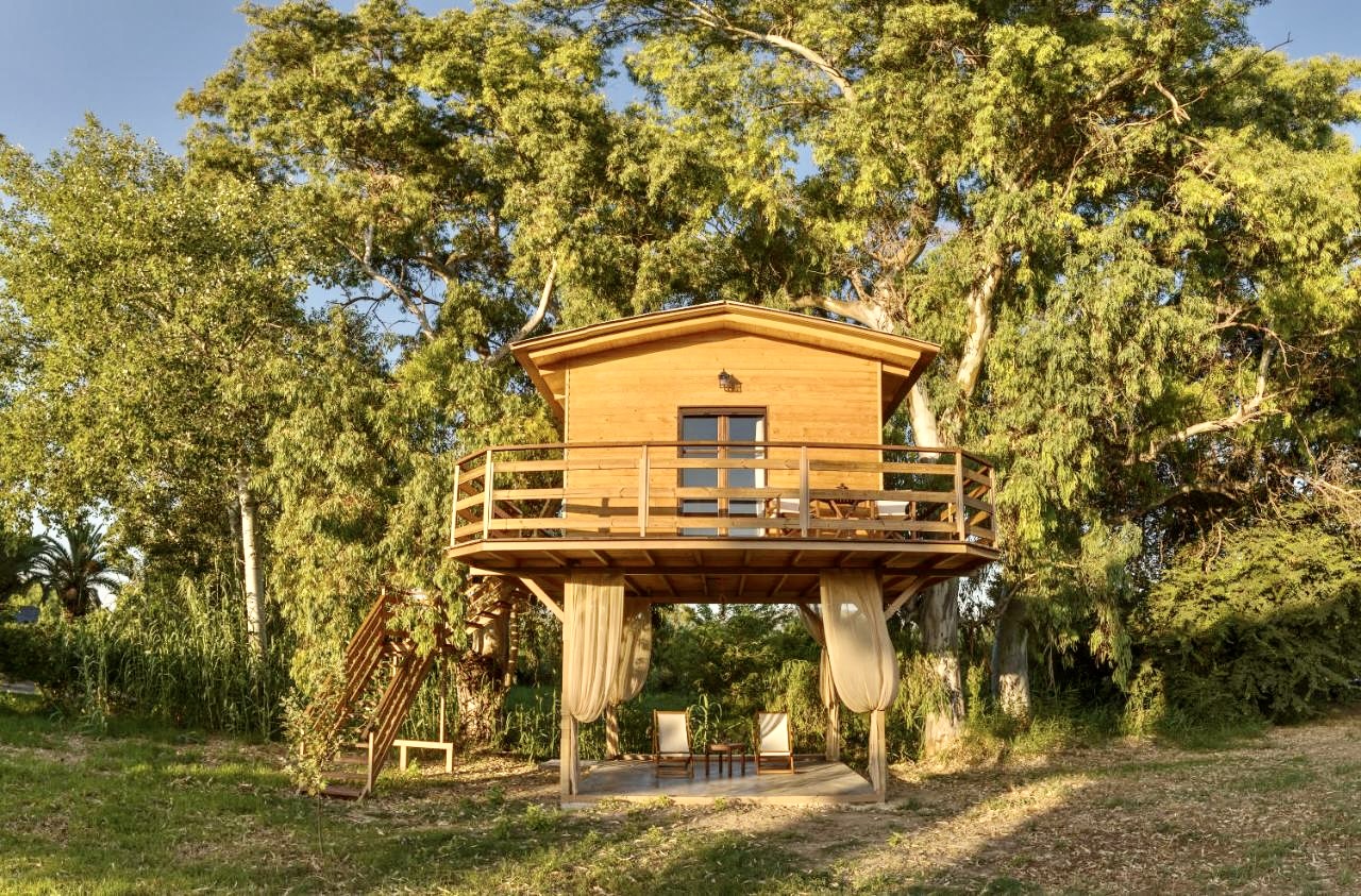 10 Unique Treehouses in Greece / River Treehouse
