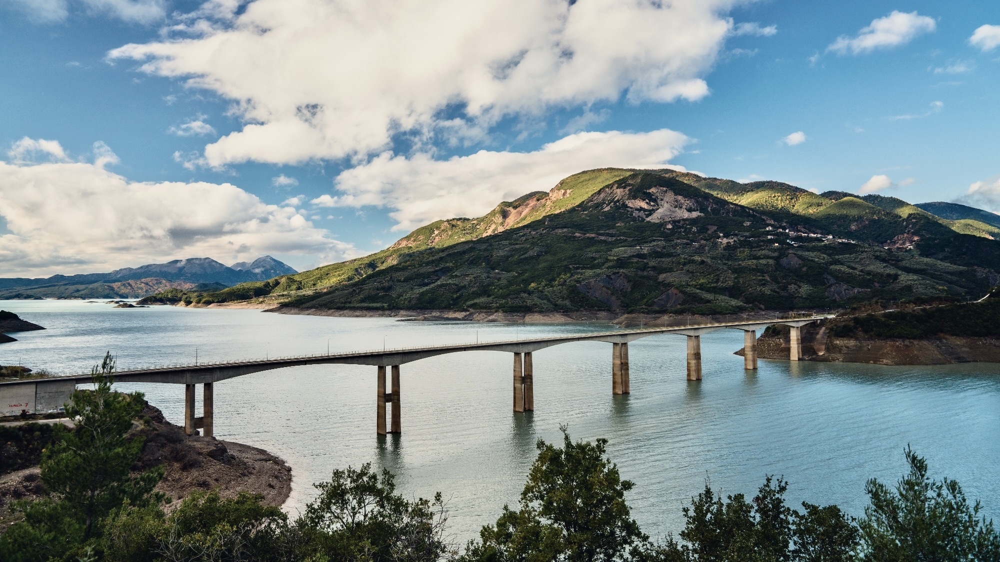 Lake Tourism: Five Fantastic Greek Destinations / Kremaston Lake