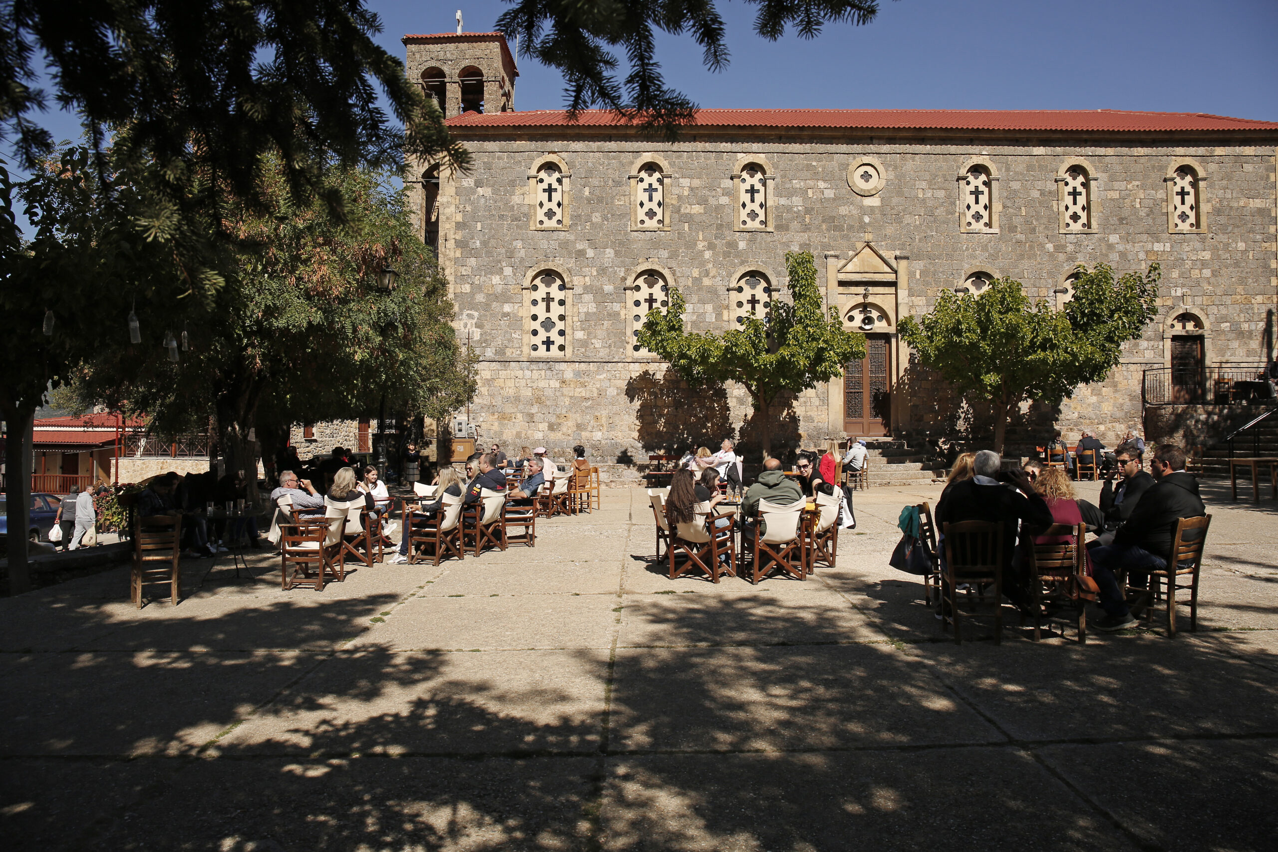 Γραφικές πλατείες για χαλαρό καφέ κοντά στην Αθήνα