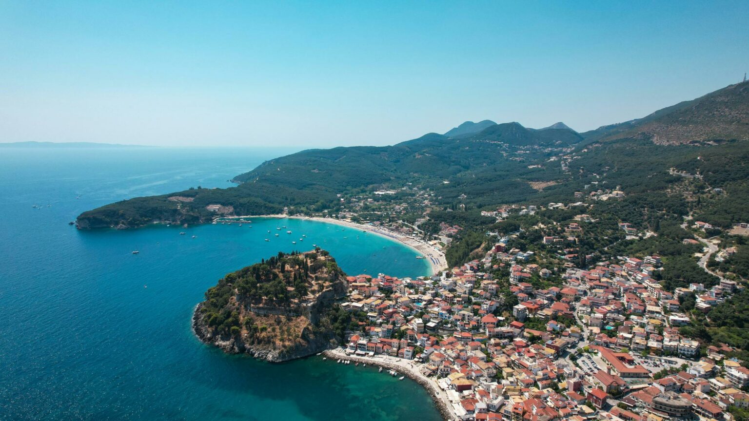 Πάργα: Ένα «νησί» στη στεριά