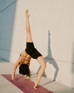 Stretch and Flow: The Best Yoga Studios in Central Athens / Yi