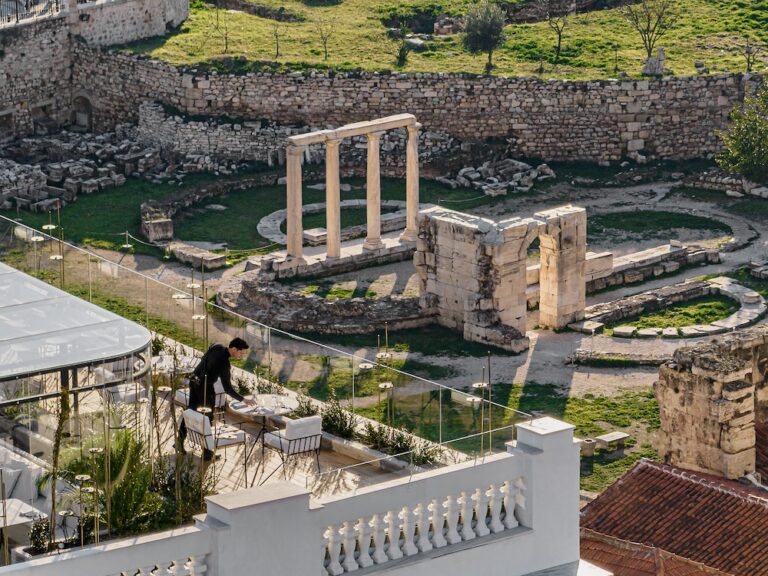 Dolli&middot;s Rooftop Restaurant