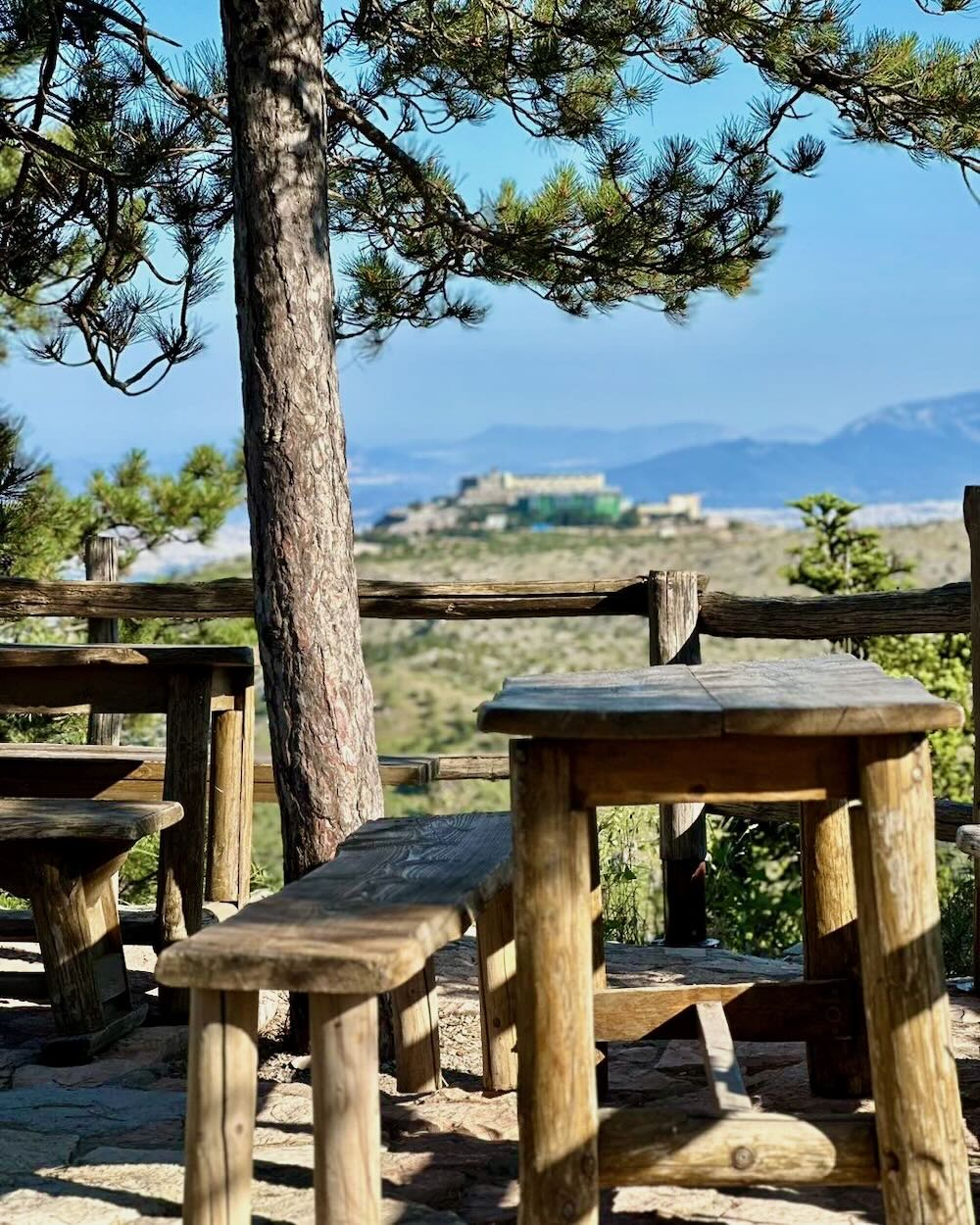 Working Remotely in Springtime Greece / Bafi Parnitha