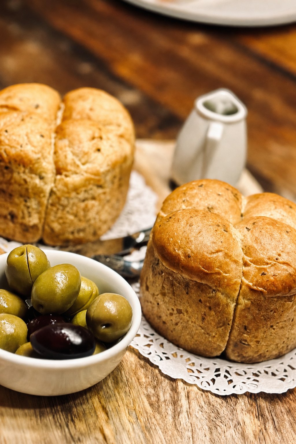 Koukaki&rsquo;s Best Places to Eat: Mani Mani, individual loaves of bread served with olives