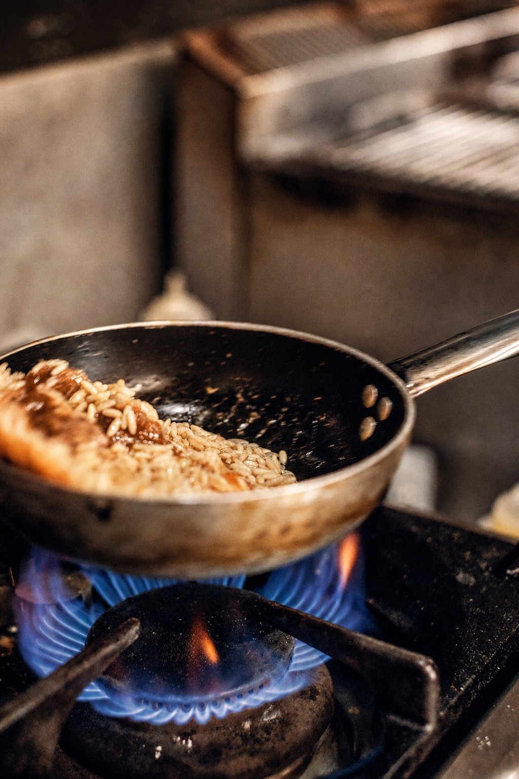 Koukaki&rsquo;s Best Places to Eat: Thomas 1971, food cooking in a pan over a gas flame