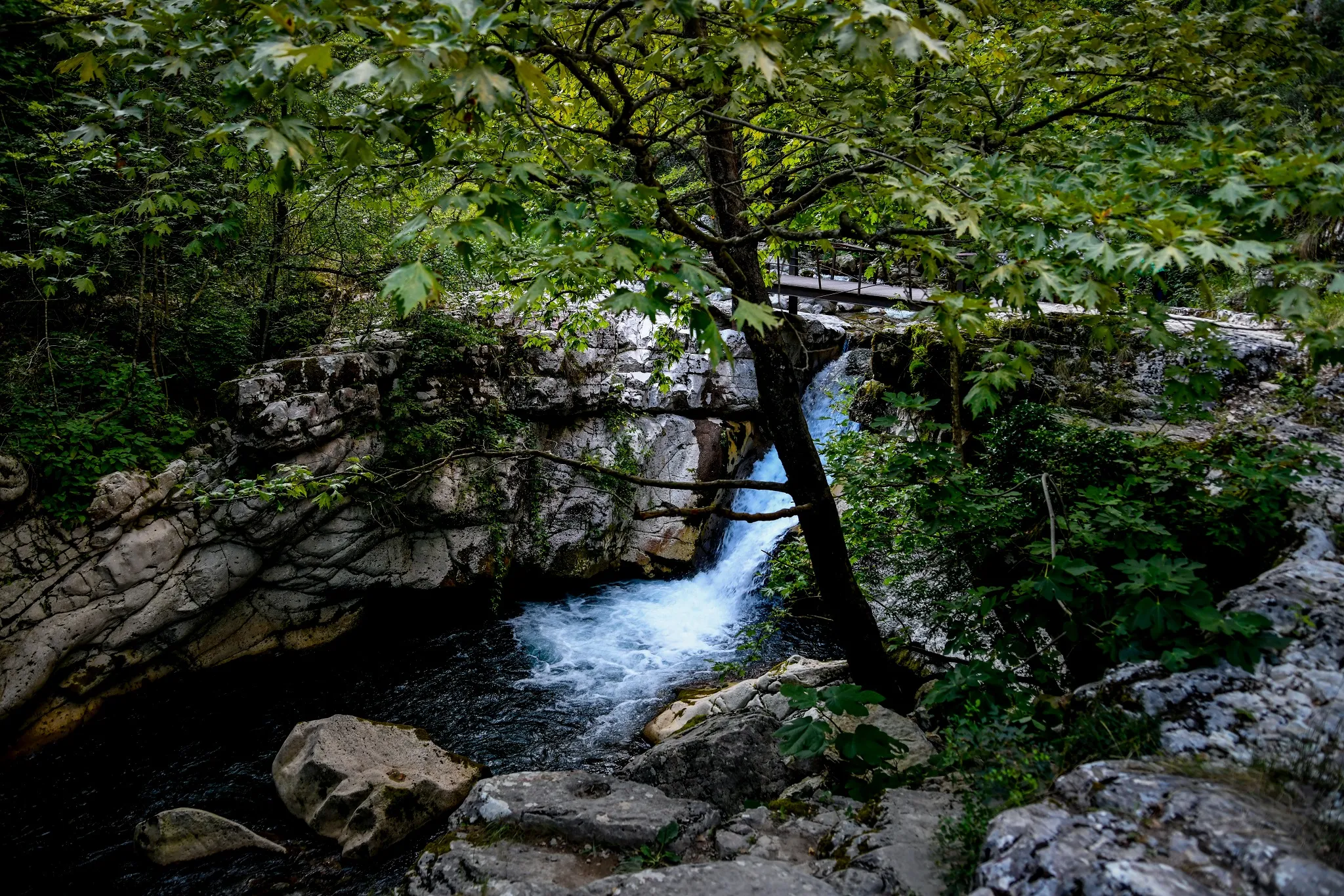 Δροσερό καλοκαίρι στον Χρούσια, ποταμίσια νερά και βουτιές σε καταρράκτες